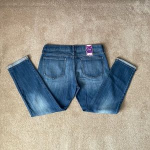 Old Navy NWT the diva blue jean cropped pants with a small cuff.